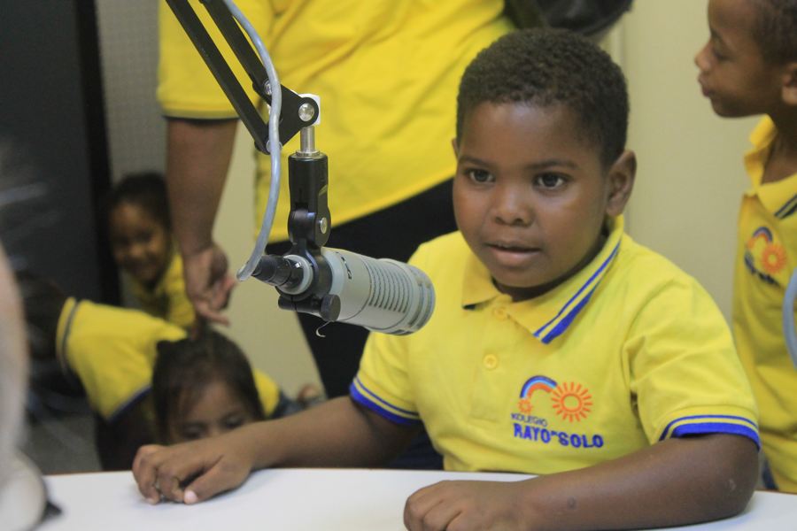 Kinderen nemen zelf een jingle op en leren over radiogolven