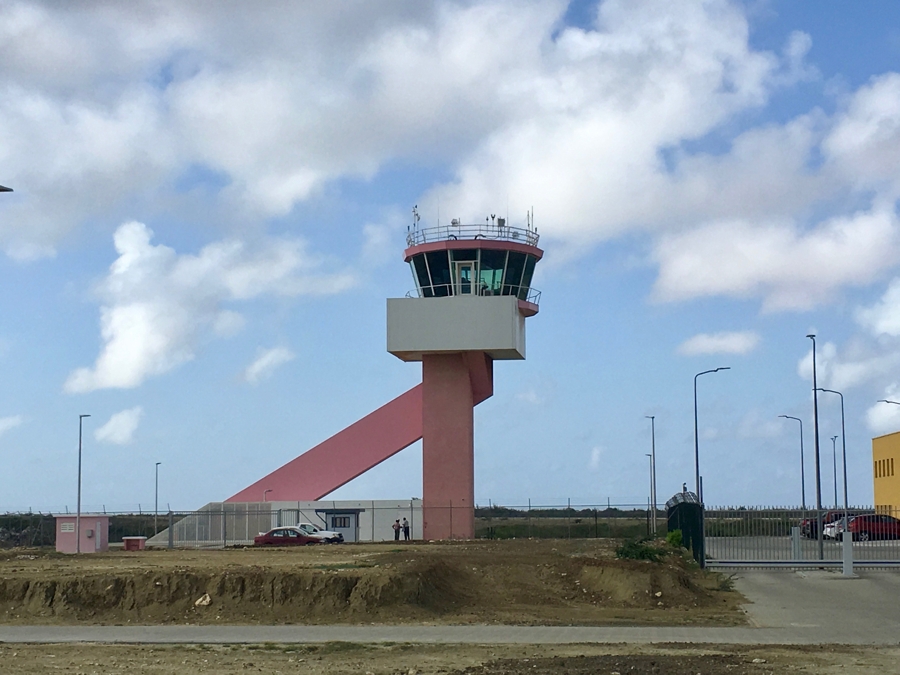 Sloop oude toren Flamingo Airport van start