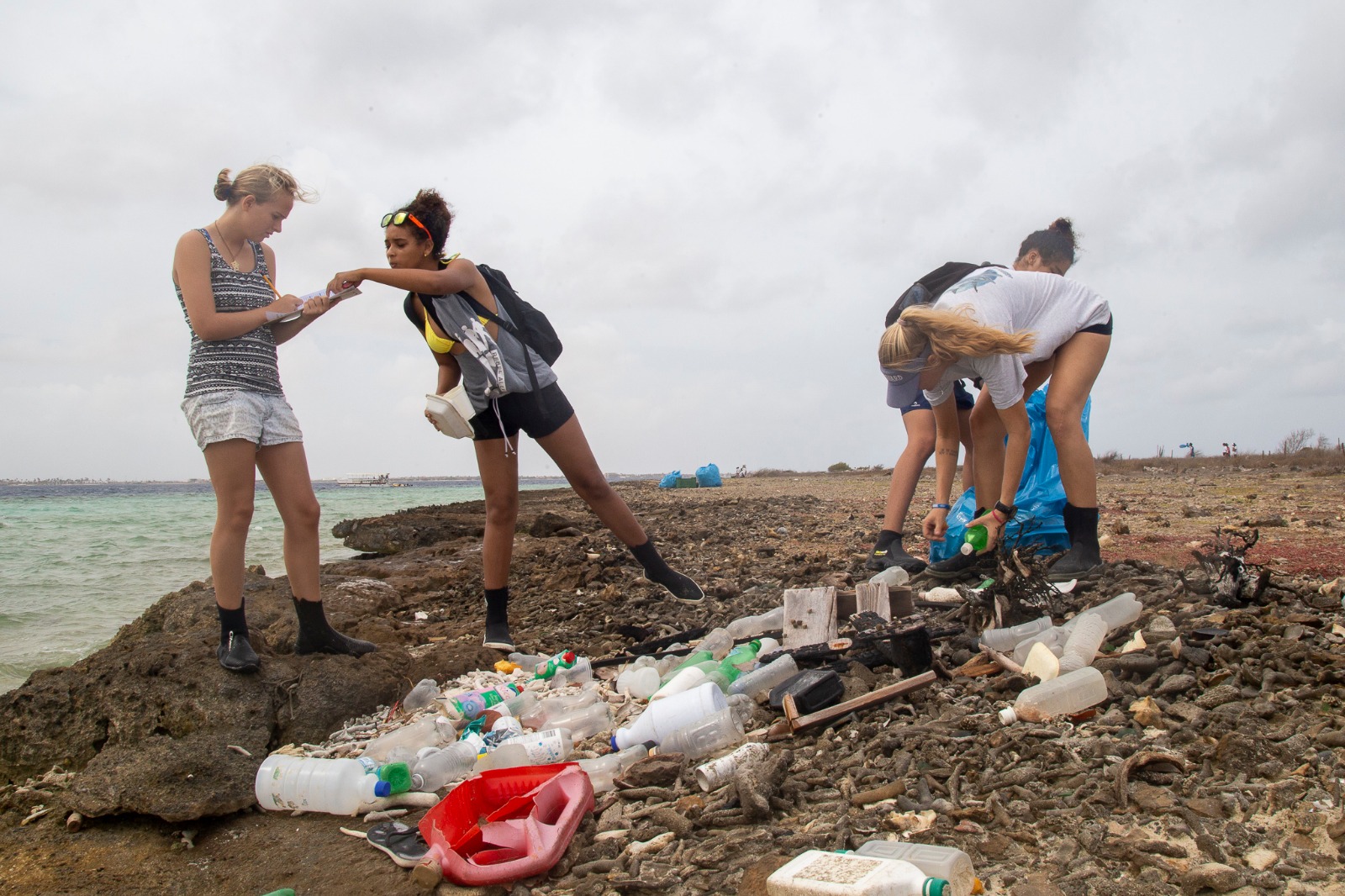 Junior Rangers vullen 42 zakken afval op Klein Bonaire op World Ocean Day